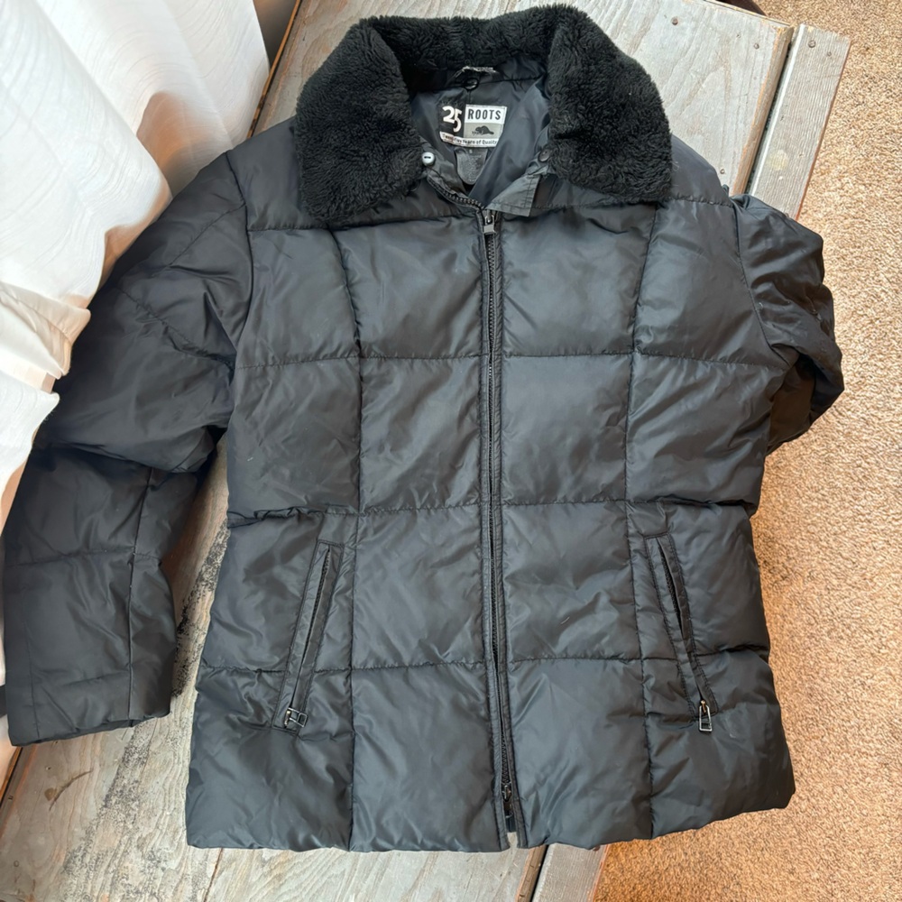 Roots black puffer winter jacket | size 8